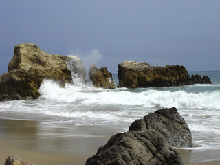 Ocean waves hitting rocks with a splash 