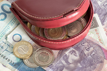 Eine Geldbörse und Geldscheine und Münzen Polnische Zloty PLN