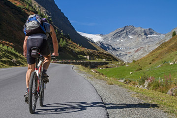 Fototapeta premium Radtour auf der Ötztaler Gletscherstrasse