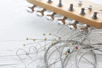 使い古したエレキギターの弦の交換 © Free1970