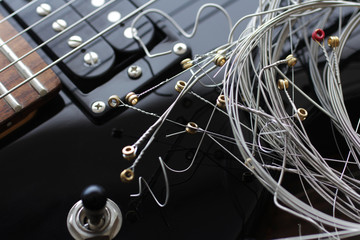Fototapeta na wymiar 使い古したエレキギターの弦の交換