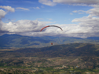 paracaidista en montañas