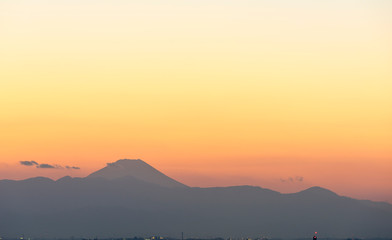 富士山のシルエットと夕焼け空