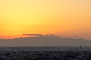 Fototapeta premium 富士山のシルエットと夕焼け空