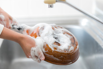 洗い物をする女性の手