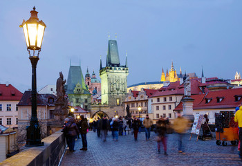 Obraz premium Praga, Republika Czeska, Wieża mostu Karola Mala Strana. Wieczór.