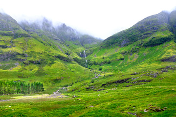 Obraz premium Montaña con niebla