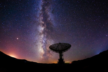 Radio telescopes and the Milky Way - obrazy, fototapety, plakaty