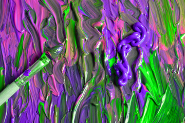 dopo aver mescolato i colori pronto a dipingere un'opera d'arte