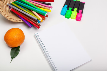 Naklejka premium paper and colorful felt tip pens on the white table