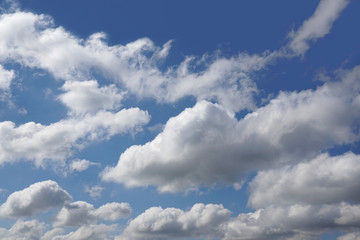 Fototapeta na wymiar cloudy sky full of cumulus clouds. background.