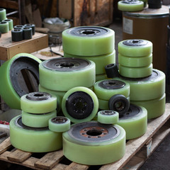 restored in the workshop of the polyurethane tires of the wheels of forklifts