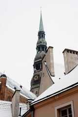 Obraz premium Beatiful tower with clock and snow in winter in Riga 