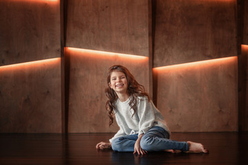 Fototapeta premium Girl looking at camera