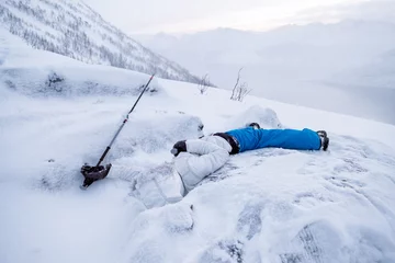 Fotobehang Man mountaineer sleeping die on snow ridge © Mumemories