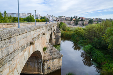 朝のローマ橋（スペイン・メリダ）