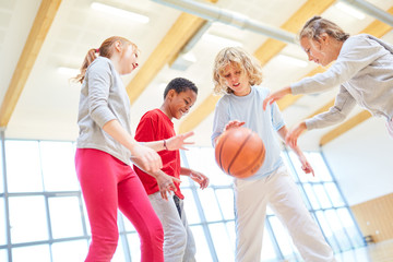 Gruppe Kinder als Basketball Team
