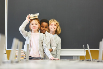 Drei Kinder albern herum in der Schule
