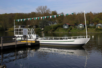 Naklejka premium fahrgastschiff auf dem hariksee