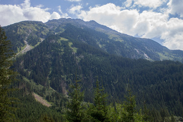 Obraz premium Piękna przyroda gór Austrii, wodospadów, rzek i lasów