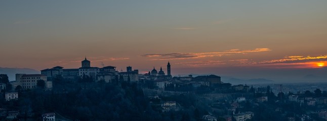 Fototapeta premium bergamo at dawn