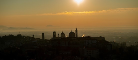 Naklejka premium bergamo at dawn
