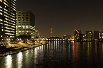 Obraz premium (東京都ｰ都市風景)新川から望む墨田方面の夜景１ 