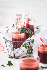 Smoothie ou Jus de Fruit Sain Betterave, Pomme, Gingembre