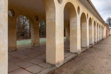 Rundbögen von einer Halle in einem Park