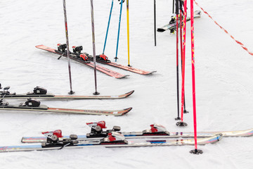Skier mit stöcke im Schnee
