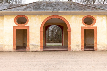 Tür und Tor in einer Halle