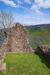 Fototapeta na wymiar Ruinen der Burg Urquhart am Loch Ness in den schottischen Highlands