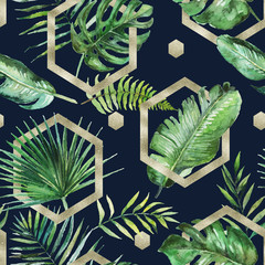Feuilles de palmier et de fougère tropicales vertes avec des formes géométriques dorées sur fond noir. Modèle sans couture aquarelle peint à la main. Illustration tropicale. Feuillage de la jungle.