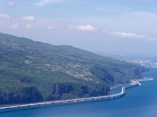 La Réunion, vue aérienne, route du Littoral et ville de Saint Denis