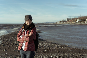 the girl on the beach turned back and thinks about the past