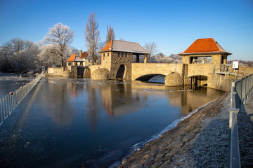 Ansicht vom teilweise gefrorenen Fluss 