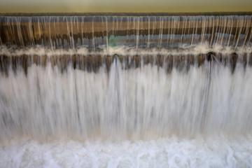 Ansicht eines Wasserfalls an einem Fluss Wehr am teilweise gefrorenen Fluss "Weisse Elster"