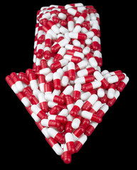 Obraz premium arrow made from red white medical capsules, isolated on black background. medical and pharmaceutical concept