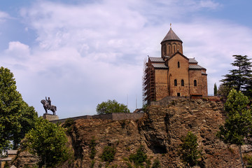 Fototapeta na wymiar Исторический центр Тбилиси. Вид на храм Метехи.