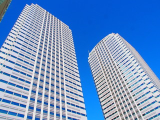 Fototapeta na wymiar OLYMPUS DIGThe skyscraper stood out against the blue skyITAL CAMERA