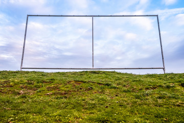 Structure métallique rectangulaire dans une prairie d'herbe verte