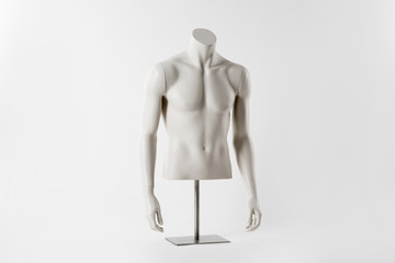 männlicher Torso mit hängenden Armen