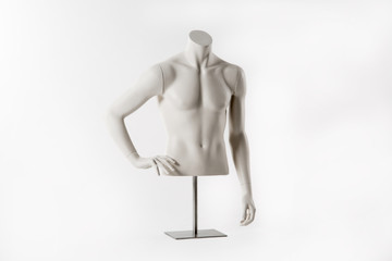 männlicher Torso hängender und eingestützter Arm