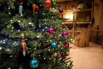 Fototapeta na wymiar Weihnachtsbaum mit bunten Kugeln und Lichterkette