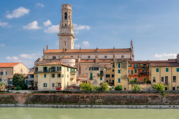 Fototapeta na wymiar La chiesa costruita accanto al fiume a Verona