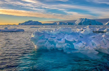 Fototapeta na wymiar Blaues Eis im Eisfjord bei Ilulissat in Grönland