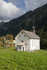 Fototapeta na wymiar Österreich, Vorarlberg, Allgäuer Alpen, Kleinwalsertal, Baad, Kirche St. Martin