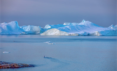 Eisfjord bei Ilulissat - Eisberge im Meer in Pastellfarben