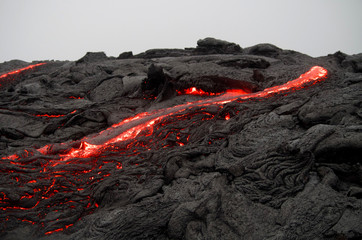 Fließendes Lava im Volcano National Park auf Big Island, Hawaii