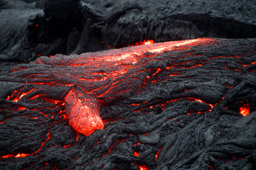 Flie&szlig;endes Lava im Volcano National Park auf Big Island, Hawaii